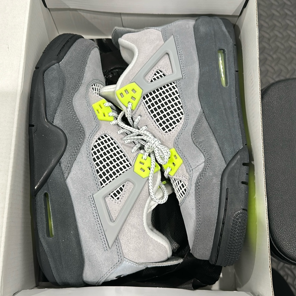 Air Jordan 4 Retro SE (GS) size 7y equivalent to women’s 8.5